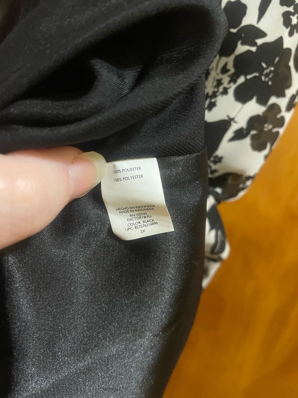 Daisy Fuentes Black & White Floral Draped V-Neck Sleeveless Wrap Top - Picture 7 of 10